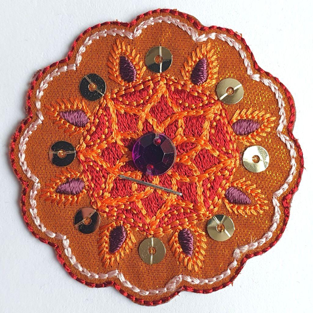 Bügelbild Applikation Mandala braun senf orange Pailletten