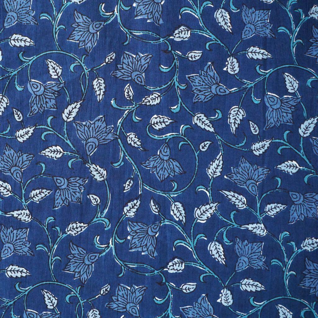 Voile leichte Baumwolle Blüten Ranken Blätter indigo blau