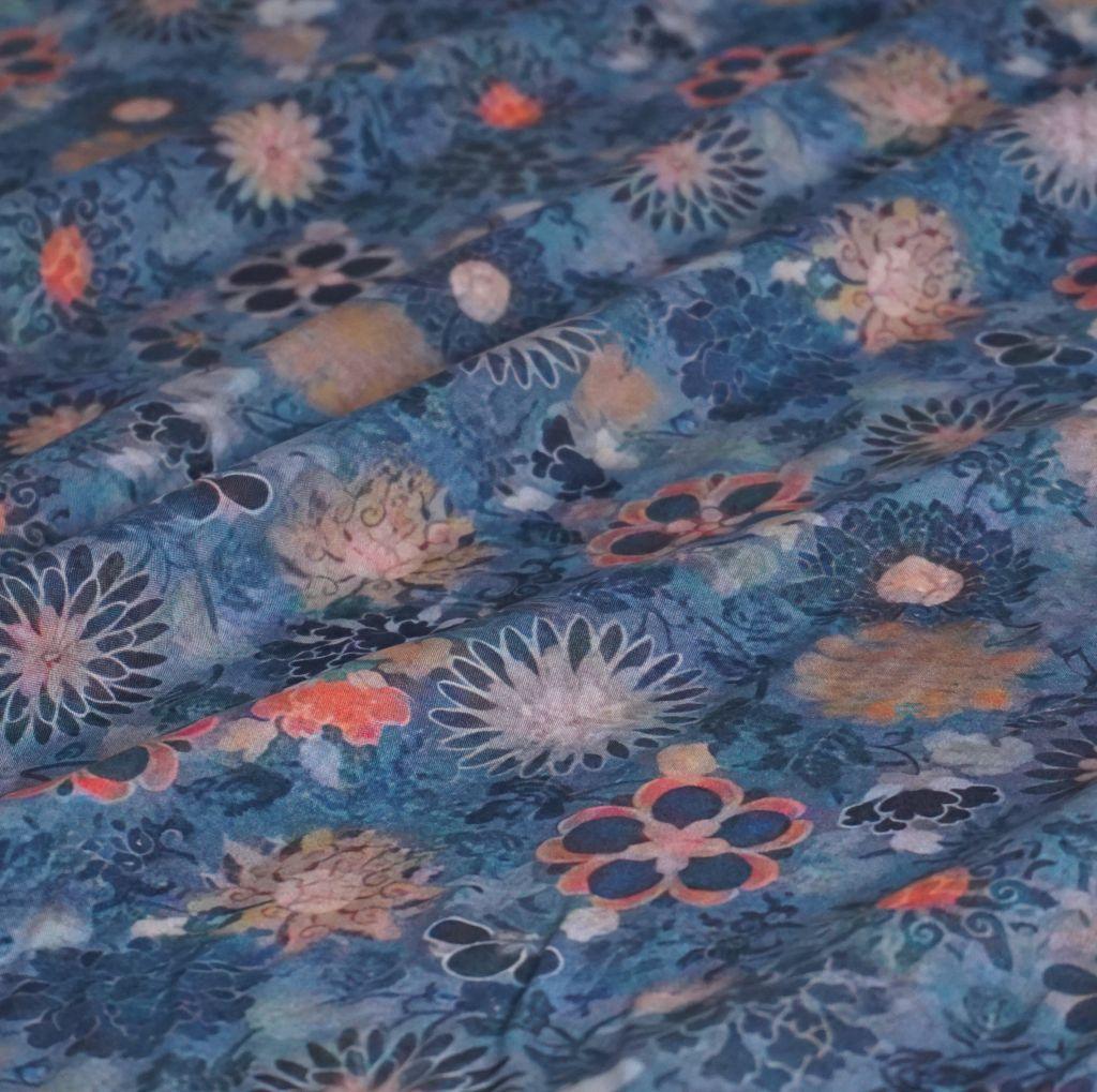 Viskose Druck Aquarellblüten auf rauchblau