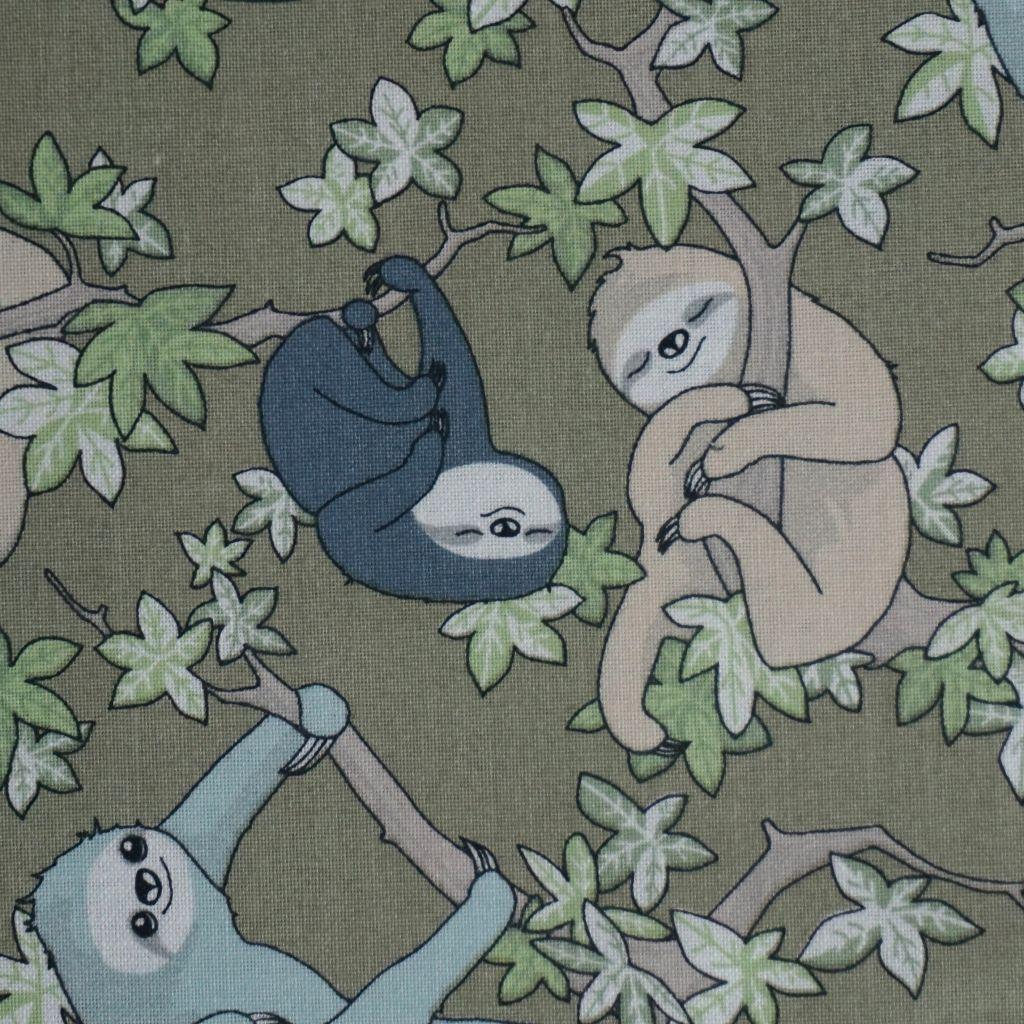 Baumwollstoff Motivdruck Faultiere olivgrün – Bio