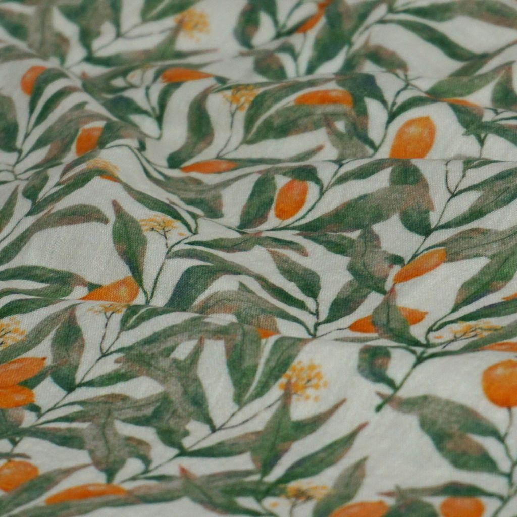 Musselin Double Gauze grüne Zweige Früchte auf lichtgrün